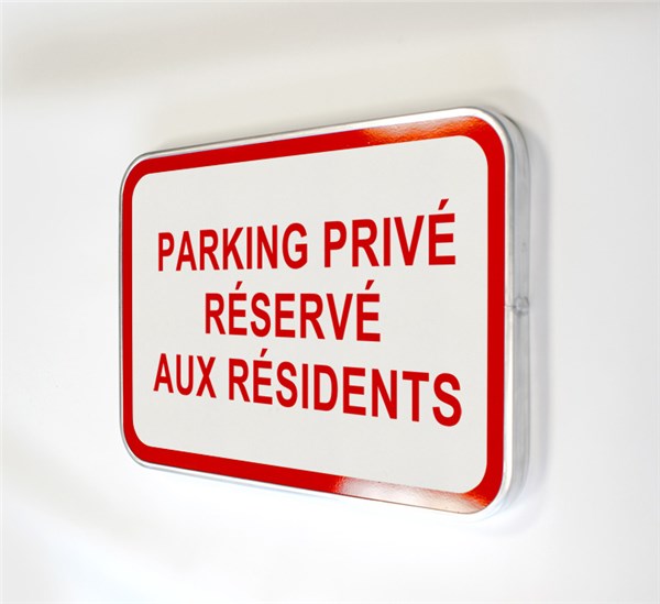 Panneau Parking privé réservé aux résidents Dimension H 350 x L 500 mm  Matière Aluminium 15/10° Detail Classe 1 - Direct Signalétique