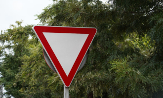 Panneau de priorité : Comment bien les comprendre pour rouler en toute sécurité 