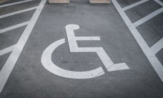 Place handicapée : tout savoir sur les droits, démarches et obligations